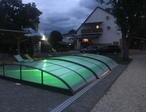 Balatonfenyvesi medencés apartman nyaraló ház medencével